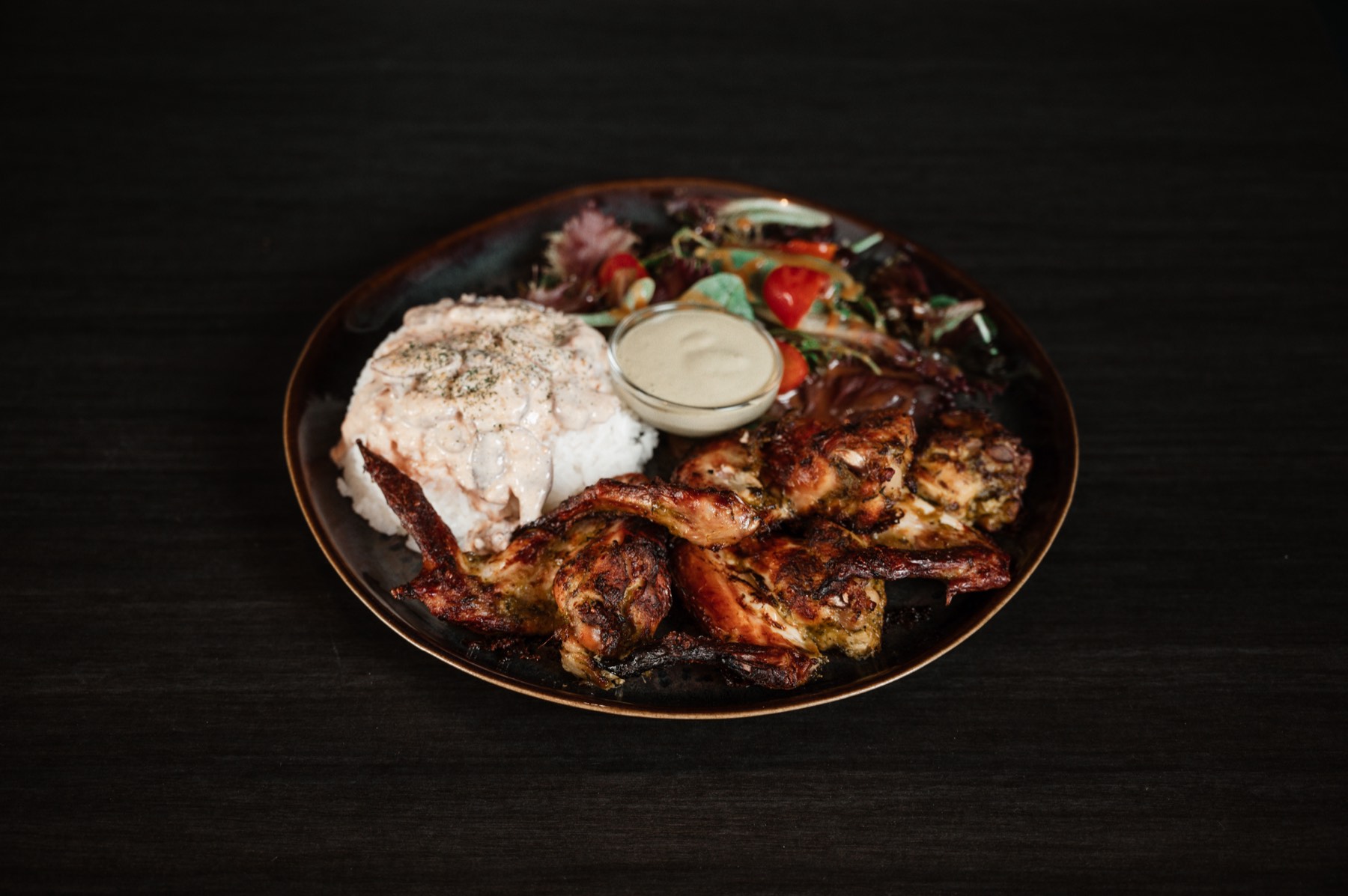 Ailes de poulet marinées, riz et salade