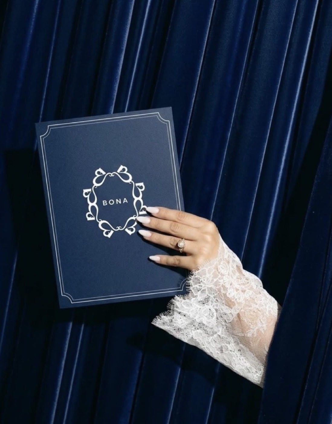 La carte de Bona présentée devant un rideau de velours bleu nuit