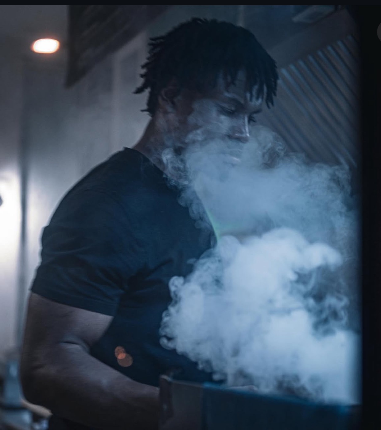 Le chef de Bona en cuisine, dans la vapeur du service