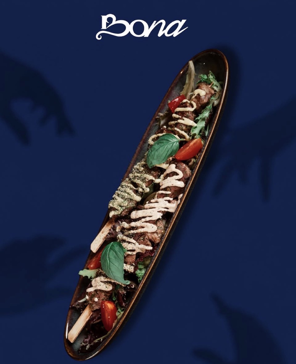 Tartine de bœuf effiloché dressée sur une assiette longue