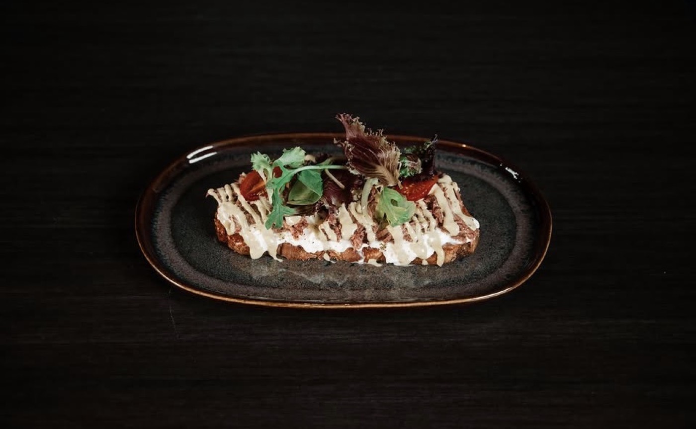 Tartine au bœuf effiloché et cœur de burrata fumé